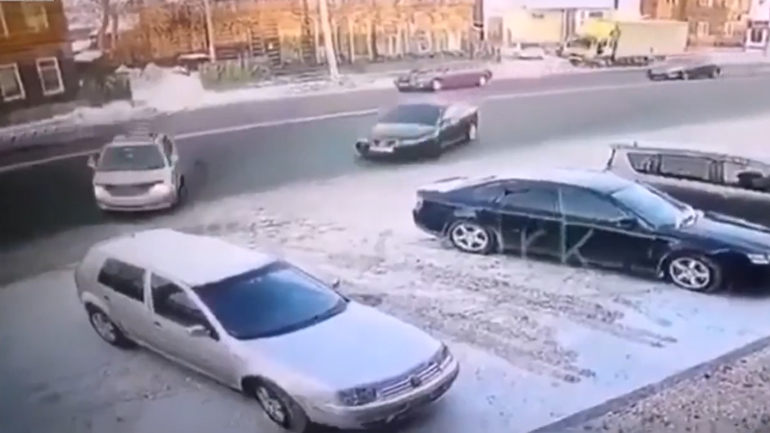 Πήγαν να παρκάρουν και οι δύο σε μία θέση!